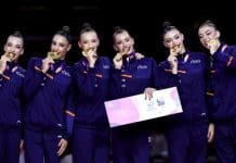 Conjunto español de rítmica toca un oro mundial 35 años después El conjunto español de gimnasia rítmica se ha proclamado este sábado campeón del mundo en el concurso completo en Fráncfort (Alemania) y sella el billete directo para los Juegos Olímpicos de Los Ángeles 2028. EFE/EPA/RONALD WITTEK