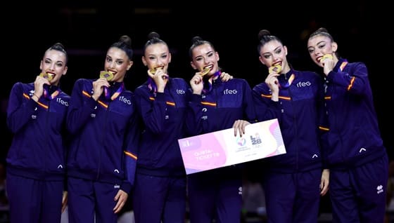 El conjunto español de rítmica toca el cielo con un oro mundial histórico 35 años después El conjunto español de gimnasia rítmica se ha proclamado este sábado campeón del mundo en el concurso completo en Fráncfort (Alemania) y sella el billete directo para los Juegos Olímpicos de Los Ángeles 2028. EFE/EPA/RONALD WITTEK