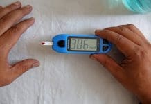 Diabetes tipo 1 se estima que aumente en el mundo un 29 % en 2049 En la imagen de archivo, un funcionario de salud verifica el nivel de azúcar de una persona durante una jornada gratuita de concienciación sobre la diabetes, con motivo del Día Mundial de la Diabetes, en Bangalore, la India.EFE/EPA/JAGADEESH NV