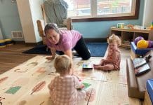 Hay que replantear el cuidado infantil de Estados Unidos. Una empleada del centro de cuidado infantil Cubby’s Childcare Center in Bridgeport, Virginia Occidental, juega con dos bebés durante el mes de julio. Un grupo bipartidista de legisladores estatales afirma que es hora de replantearse el frágil sistema de cuidado infantil del país. (Foto de Amelia Ferrell Knisely/West Virginia Watch)
