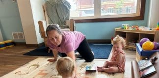 Hay que replantear el cuidado infantil de Estados Unidos. Una empleada del centro de cuidado infantil Cubby’s Childcare Center in Bridgeport, Virginia Occidental, juega con dos bebés durante el mes de julio. Un grupo bipartidista de legisladores estatales afirma que es hora de replantearse el frágil sistema de cuidado infantil del país. (Foto de Amelia Ferrell Knisely/West Virginia Watch)
