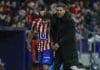 Julian Álvarez “no está en venta” El entrenador del Atlético de Madrid Diego Simeone (d) felicita a Julián Álvarez durante el partido de ida de la semifinales de la pasada Copa del Rey contra el FC Barcelona. EFE/Juanjo Martín