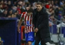 Julian Álvarez “no está en venta” El entrenador del Atlético de Madrid Diego Simeone (d) felicita a Julián Álvarez durante el partido de ida de la semifinales de la pasada Copa del Rey contra el FC Barcelona. EFE/Juanjo Martín
