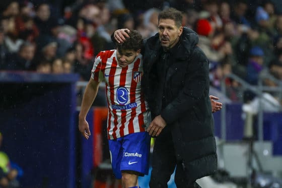 Simeone: La situación de Julián es muy clara; la entidad ha tomado una decisión El entrenador del Atlético de Madrid Diego Simeone (d) felicita a Julián Álvarez durante el partido de ida de la semifinales de la pasada Copa del Rey contra el FC Barcelona. EFE/Juanjo Martín