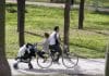 Infertilidad bacteriana En la imagen de archivo, una pareja pasea en bici con el carrito de bebe a remolque. EFE/Kai Försterling