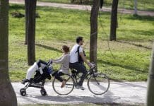 Infertilidad bacteriana En la imagen de archivo, una pareja pasea en bici con el carrito de bebe a remolque. EFE/Kai Försterling