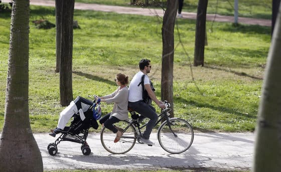 El desequilibro bacteriano en el semen puede ser un factor de riesgo de infertilidad En la imagen de archivo, una pareja pasea en bici con el carrito de bebe a remolque. EFE/Kai Försterling