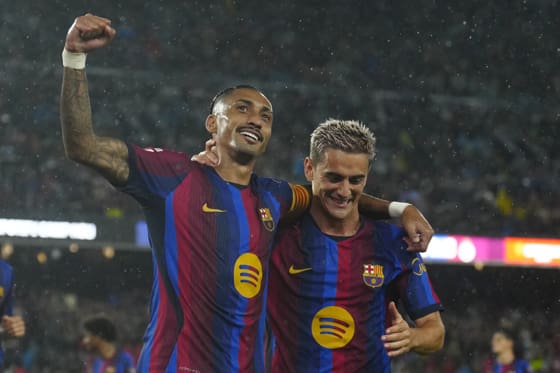 El Barça de los excesos El delantero del Barcelona Raphinha (i) celebra con Gavi tras marcar el 5-2, durante el partido de la sexta jornada de LaLiga que FC Barcelona y Racing de Santander disputan hoy miércoles en el Camp Nou. EFE/Alejandro García