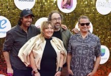 Alfombra roja de Premios Juventud, pasarela de color con mucho sabor latino El grupo La Oreja de Van Gogh a su llegada a la alfombra roja de la gala de entrega de la vigésimo tercera edición de los Premios Juventud, que sale de América y se celebra por primera vez en Europa, este jueves en Marbella (Málaga). EFE/ Jorge Zapata