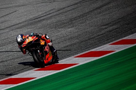 Pedro Acosta enseña las 'cartas' de KTM en Spielberg El español Pedro Acosta (KTM RC 16) ha enseñado las 'cartas' del fabricante austríaco en el circuito Red Bull de Spielberg, escenario del Gran Premio de Austria de MotoGP, que ha dominado a lo largo de toda la jornada. EFE/EPA/MARTIN DIVISEK