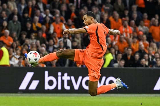 El jugador de Países bajos Cody Gakpo marca el gol del empate durante el partido de la UEFA Nations League que han jugado Países Bajos-Alemania en el Johan Cruijff Arena, de Países Bajos. EFE/EPA/OLAF KRAAK