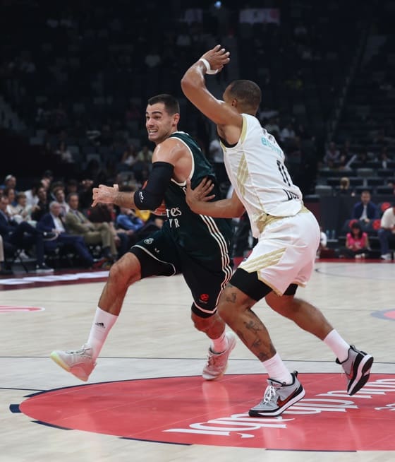 El jugador del Real Madrid Alberto Abalde (I) y el del Dubai Basketball Elie Okobo durante la segunda semifinal de la Supercopa de la Euroliga en ABu Dabi. EFE/EPA/ALI HAIDER