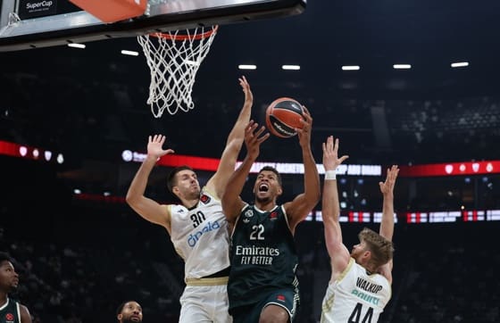 95-98. El Real Madrid sufre, pero sobrevive y se emplaza en la final con el Olympiacos (De I a D). Filip Petrusev (Dubai), Walter Tavares (Real Madrid) y Thomas Walkup (Dubai) durante la segunda semifinal de la Supercopa de la Euroliga en ABu Dabi. EFE/EPA/ALI HAIDER