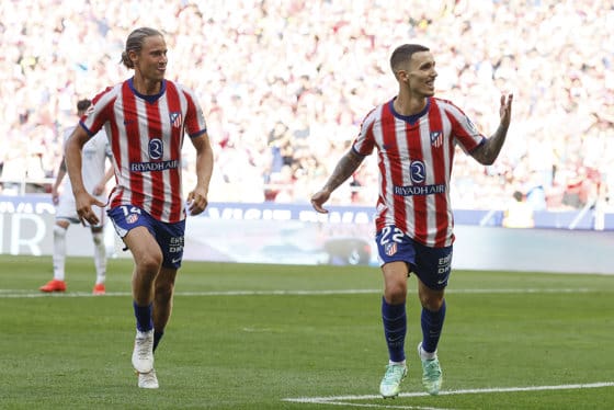 El delantero del Atlético de Madrid Alex Grimaldo (d) celebra tras anotar el primer gol del equipo durante el partido de LaLiga EA Sports entre Atlético de Madrid y Real Madrid celebrado este domingo en el del estadio Riyadh Air Metropolitano de la capital española. EFE/ Ballesteros
