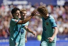El nuevo Xavi Hernández El futbolista del Barcelona Xavier Espart (i) celebra tras anotar un gol contra el Levante en el partido disputado este domingo, correspondiente a la quinta jornada de LaLiga EA Sports. EFE/ Biel Aliño