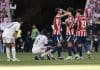 El derbi quema al Madrid. Los jugadores del Atlético de Madrid celebran la victoria tras el partido de LaLiga EA Sports entre Atlético de Madrid y Real Madrid celebrado este domingo en el del estadio Riyadh Air Metropolitano de la capital española. EFE/ Sergio Pérez