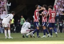 El derbi quema al Madrid. Los jugadores del Atlético de Madrid celebran la victoria tras el partido de LaLiga EA Sports entre Atlético de Madrid y Real Madrid celebrado este domingo en el del estadio Riyadh Air Metropolitano de la capital española. EFE/ Sergio Pérez