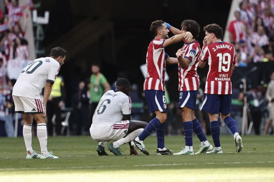 2-1. Giuliano revienta el derbi Los jugadores del Atlético de Madrid celebran la victoria tras el partido de LaLiga EA Sports entre Atlético de Madrid y Real Madrid celebrado este domingo en el del estadio Riyadh Air Metropolitano de la capital española. EFE/ Sergio Pérez