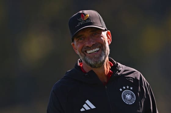 La 'era Klopp' comienza en Alemania con primeros signos de una revolución El seleccionador de fútbol de Alemania, Juergen Klopp, durante el entrenamiento de este miércoles en Herzogenaurach, previo al partido de Liga de Naciones contra Países Bajos. EFE/ ANNA SZILAGYI