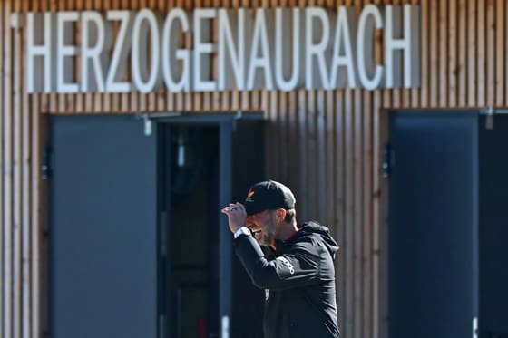 El seleccionador de fútbol de Alemania, Juergen Klopp, durante el entrenamiento de este miércoles en Herzogenaurach, previo al partido de Liga de Naciones contra Países Bajos. EFE/ ANNA SZILAGYI