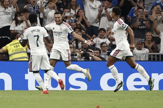 El delantero francés del Real Madrid Kylian Mbappé (c) celebra su gol en el encuentro correspondiente a la jornada 5 de LaLiga entre Real Madrid y Rayo Vallecano, este sábado en el estadio Santiago Bernabéu, en Madrid. EFE/ Sergio Pérez