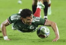 México y Perú igualados Jeremy Marquez, de México, disputa un balón este martes en un partido amistoso entre las selecciones de México y Perú en el Illustrated Stadium en Harrison (Estados Unidos). EFE/ Ángel Colmenares
