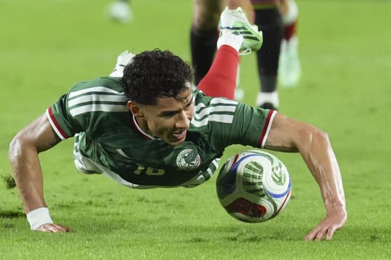 1-1. México y Perú empatan en un intenso partido en Nueva Jersey Jeremy Marquez, de México, disputa un balón este martes en un partido amistoso entre las selecciones de México y Perú en el Illustrated Stadium en Harrison (Estados Unidos). EFE/ Ángel Colmenares