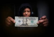 Las Remesas Aumentan para México. Una persona muestra un billete estadounidense en la ciudad de Guadalajara, en Jalisco (México). Fotografía de archivo. EFE/ Francisco Guasco