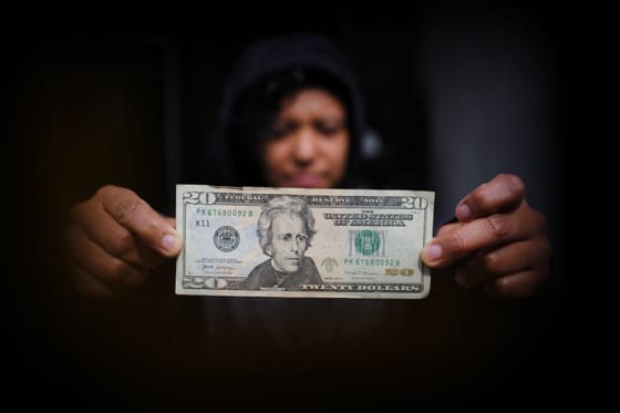 Las remesas enviadas a México aumentan un 3,1 % en los primeros siete meses del año Una persona muestra un billete estadounidense en la ciudad de Guadalajara, en Jalisco (México). Fotografía de archivo. EFE/ Francisco Guasco