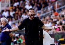 “Estamos rindiendo por debajo de lo que somos capaces de hacer” El entrenador del Valencia Carlos Corberán, durante el partido de la jornada 4 de LaLiga entre Valencia y Barcelona, este domingo en el estadio de Mestalla.EFE/ Biel Aliño