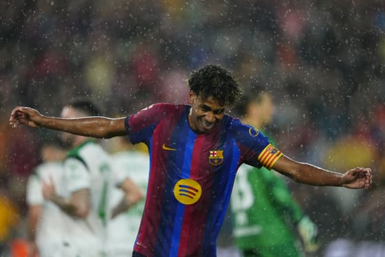 El delantero del Barcelona Lamine Yamal celebra tras marcar el 7-2, durante el partido de la sexta jornada de LaLiga que FC Barcelona y Racing de Santander disputan hoy miércoles en el Camp Nou. EFE/Alejandro García