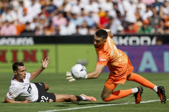 -El jugador del Valencia Arnau Martínez y el portero del Barcelona Joan García, durante el partido de la jornada 4 de LaLiga entre Valencia y Barcelona, este domingo en el estadio de Mestalla.EFE/ Kai Forsterling