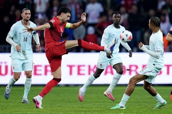 El inicio de una nueva era de Francia, con Zinedine Zidane en el banquillo como nuevo seleccionador, comenzó con una victoria, laboriosa, trabajada, ante Turquía (0-1) y con una preocupante lesión de su goleador y capitán, Kylian Mbappe. EFE/EPA/STRINGER