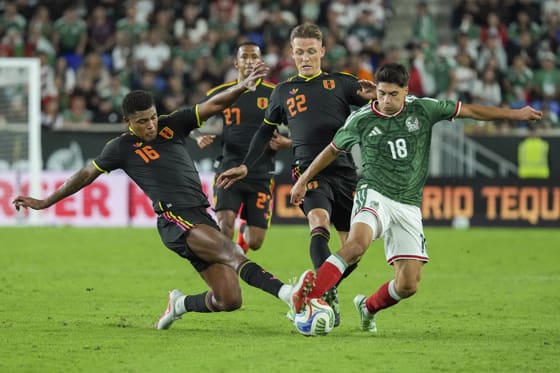 Obed Vargas (d), de México, disputa un balón con Wilder Cartagena, de Perú, este martes en un partido amistoso en el Illustrated Stadium, en Harrison (Estados Unidos). EFE/ Ángel Colmenares