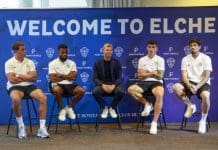 Kevin Lomónaco entra al Elche El director general del Elche CF, Pedro Lucio Schinocca (c), posa junto a los nuevos jugadores del equipo, Ezequiel Ponce, Lemar, Rubén Sánchez y Kevin Joel Lomónaco, este miércoles, en Elche (Alicante). EFE/ Pablo Miranzo