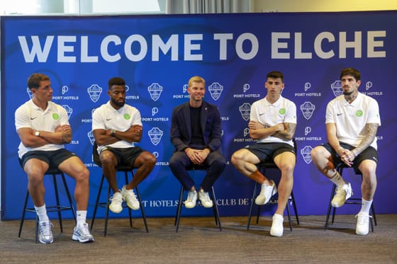 Lomónaco: No dudé porque sé lo que es el Elche y era un sueño para mí El director general del Elche CF, Pedro Lucio Schinocca (c), posa junto a los nuevos jugadores del equipo, Ezequiel Ponce, Lemar, Rubén Sánchez y Kevin Joel Lomónaco, este miércoles, en Elche (Alicante). EFE/ Pablo Miranzo