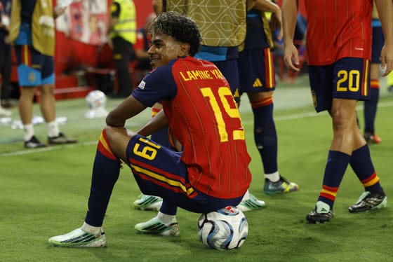 4-1. Las dos estrellas también brillan en Sevilla El delantero de la selección española Lamine Yamal celebra tras marcar el 3-1, durante el partido de la segunda jornada de la Liga de Naciones que España y Croacia disputaron en el estadio Ramón Sánchez-Pizjuán, en Sevilla. EFE/Julio Muñoz