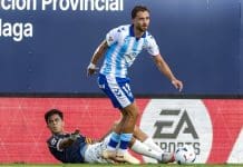 El Málaga y el Levante terminan tablas. El jugador del Málaga, Salinas (d), se lleva el balón ante el centrocampista del Levante, Brugué, durante el encuentro correspondiente a la cuarta joranda de Laliga EA Sports que Málaga y Levante disputaron en el estadio de La Rosaleda, en Málaga. EFE / Jorge Zapata.