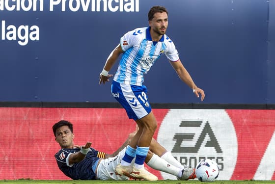 0-0. El Málaga, que falló un penalti, y el Levante firman tablas El jugador del Málaga, Salinas (d), se lleva el balón ante el centrocampista del Levante, Brugué, durante el encuentro correspondiente a la cuarta joranda de Laliga EA Sports que Málaga y Levante disputaron en el estadio de La Rosaleda, en Málaga. EFE / Jorge Zapata.