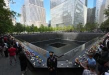 Conmemorando a las víctimas del 911 Un suboficial técnico del Ejército de los EE. UU. permanece junto a una de las piscinas reflectantes del Memorial del 11-S en el 25.º aniversario de los ataques terroristas del 11 de septiembre contra el World Trade Center, en la ciudad de Nueva York, Nueva York, EE. UU., el 11 de septiembre de 2026. EFE/ADAM GRAY / / POOL