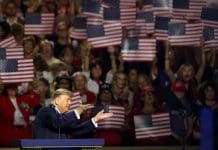 5 mil dólares por cabeza si gana elecciones. El presidente de los Estados Unidos, Donald Trump, pronuncia un discurso en la convención del Partido Republicano este, en Dallas (Estados Unidos). EFE/ Carlos Ramírez