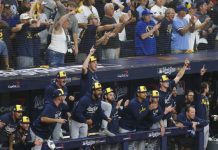 Los Cerveceros acarician la gloria Jugadores de los Cerveceros celebran las carreras de su equipo en el quinto inning del tercer juego de la Serie Mundial de béisbol ante los Rays en el Tropicana Field in St. Petersburg, Florida. EFE/EPA/GARY BOGDON