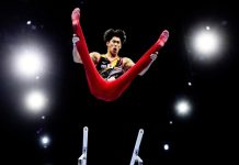 Hashimoto con su cuarto título mundial El japonés Daiki Hashimoto ratificó su condición de indiscutible número uno de la gimnasia mundial y encadenó este jueves su cuarto título consecutivo de campeón del mundo del concurso completo al imponerse en la final de los Mundiales que se disputan en la ciudad neerlandesa de Róterdam. EFE/EPA/IRIS VAN DEN BROEK