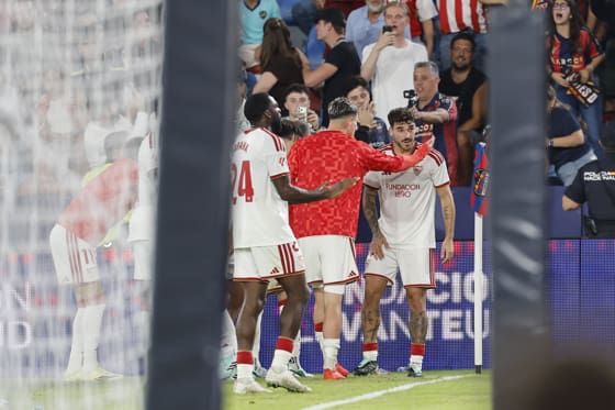 El delantero del Sevilla Isaac Romero (d) celebra con sus compañeros tras marcar el 2-3, durante el partido correspondiente a la octava jornada de LaLiga EA Sports que UD Levante y Sevilla FC han disputado este lunes en el estadio Ciutat de Valencia. EFE/Ana Escobar
