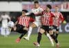 Estudiantes y Flamengo en Río de Janeiro Santiago Núñez (i) y Eros Mancuso (d), de Estudiantes, disputan el balón con Samuel Lino, de Flamengo, en un partido de semifinales de la Copa Libertadores entre Estudiantes y Flamengo en el estadio Jorge Luis Hirschi en La Plata (Argentina). EFE/ Demian Alday Estevez