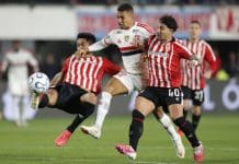 Estudiantes y Flamengo en Río de Janeiro Santiago Núñez (i) y Eros Mancuso (d), de Estudiantes, disputan el balón con Samuel Lino, de Flamengo, en un partido de semifinales de la Copa Libertadores entre Estudiantes y Flamengo en el estadio Jorge Luis Hirschi en La Plata (Argentina). EFE/ Demian Alday Estevez