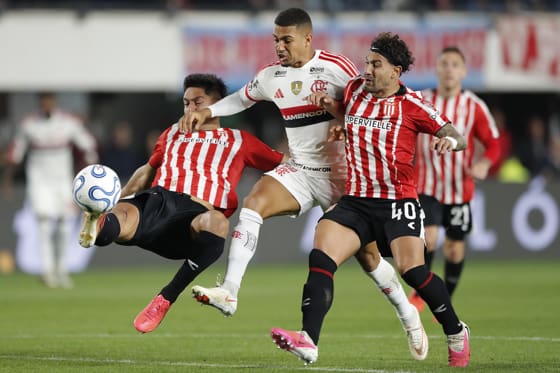 0-0. Estudiantes y Flamengo definirán la serie en Río de Janeiro Santiago Núñez (i) y Eros Mancuso (d), de Estudiantes, disputan el balón con Samuel Lino, de Flamengo, en un partido de semifinales de la Copa Libertadores entre Estudiantes y Flamengo en el estadio Jorge Luis Hirschi en La Plata (Argentina). EFE/ Demian Alday Estevez