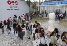El fenómeno que llevó el K-pop al mundo Seguidoras de la agrupación surcoreana BTS hacen fila para comprar productos de sus artistas este miércoles, en Bogotá (Colombia). EFE/ Carlos Ortega