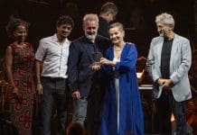 La Medalla Stephen Hawking del Festival Starmus La antropóloga costarricense Christiana Figueres (2d) recibe la primera Medalla de la Tierra Jane Goodall Earth junto al astronauta canadiense Chris Hadfield (d) y a los familiares de Jane Goodall, este sábado durante el festival científico Starmus en Santa Cruz de Tenerife. EFE/Alberto Valdés