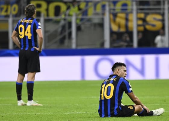 Lautaro Martinez (d) se lamenta durante el partido que han jugado Inter de Milán y Brujas en Milán, Italia. EFE/EPA/Daniel Dal Zennaro